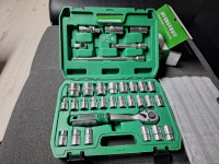 set gedora 32 dijela novo u koferu 8-32mm