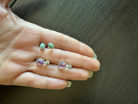 Dva para naušnica - zelene i ljubičaste