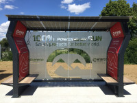 Solarne klupe-bežićno punjenje mobitela-autobusne stanice