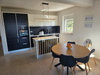 prilika -128m² - dvoetažni stan s pogledom na more i garažom