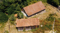 2 kuće na selu s velikom okućnicom