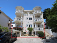 Prilika! 2 namještena stana, veliki vrt, Vodice, 265000 €
