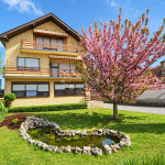 3 stambene etaže, poslovni objekt 350 m² i 1.900 m² zemljišta