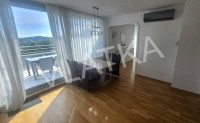 4-SOBAN STAN SA 2 TERASE I GARAŽOM, ŠESTINE