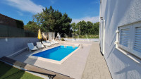 Apartman s bazenom na mirnoj lokaciji blizu Malinske