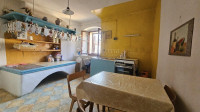 APARTMAN U CENTRU CRESA, POTREBNA ADAPTACIJA!