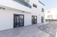 Apartman u prizemlju s dvorištem, Murter