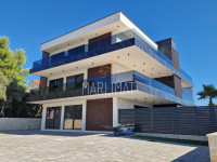 Apartman u Staroj Novalji 81m2 – DVORIŠTE,PODNO GRIJANJE