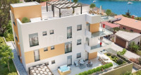 Novi apartman sa vrtom i jacuzzijem blizu plaže i centra Trogira