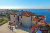 Apartmanska kuća s bazenom i panoramskim pogledom na more