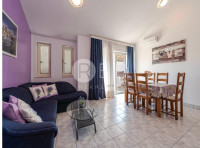 APARTMANSKA KUĆA S BAZENOM - PRIVLAKA - 150 m OD MORA