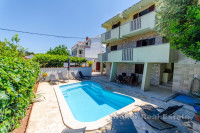 Apartmanska kuća s bazenom
