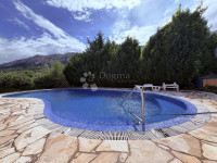 ATRAKTIVAN APARTMAN U BAŠKI, OTOK KRK – 108 m², BAZEN, PARKING