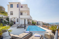 Atraktivan apartman s bazenom i pogledom na more