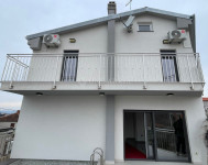 ATRAKTIVNA VILA SA BAZENOM BLIZU MORA