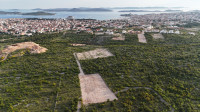 ATRAKTIVNO GRAĐEVINSKO ZEMLJIŠTE S POGLEDOM NA MORE (2192 m2), VODICE,