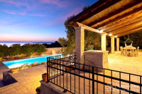 AUTOHTONA VILA MEĐU TISUĆLJETNIM MASLINAMA NA OTOKU PAG