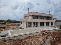 BADERNA-LUKSUZNA VILA S 4 SPAVAĆE SOBE, BAZEN, KROVNA TERASA