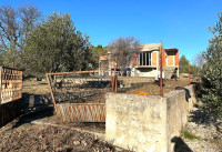 Banjevci, Vransko jezero, Pirovac, legalizirana nedovršena kuća na lij