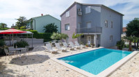 Banjole – apartmanska kuća s bazenom, 4 apartmana i solarnom elektrano