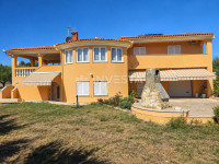Barbariga, namještena kuća, 3 stambene jedinice, 2200 m2 dvorište, 800