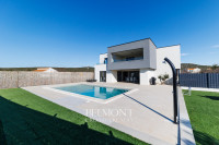 Belmont Realty: Imponzantna vila s bazenom i prostranom okućnicom