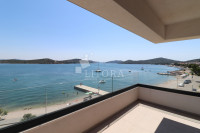 Betina – uz samu plažu, dvosobni apartman s terasom i panoramskim pogl