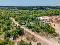 Bibići – Industrijsko zemljište I1, 2.377 m² s infrastrukturom i prist