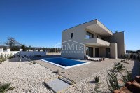 Bogdanovići, obiteljska kuća 132m2, okućnica 250m2 i bazen