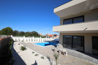 Bogdanovići, obiteljska kuća 132m2, okućnica 250m2 i bazen