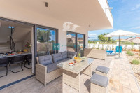 BOGDANOVIĆI (pored Šibenika), novo, namještena dvojna kuća, bazen, vrt