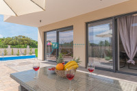 BOGDANOVIĆI (pored Šibenika), novo, namještena dvojna kuća, bazen, vrt