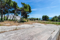 Brač, Bol, tri građevinska zemljišta s dozvolama, 1.983 m2