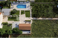 Brač, Donji Humac, tri šarmantna objekta s bazenom na zemljištu od 178