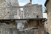 Brač, Milna, kamena kuća za potpunu renovaciju u centru mjesta