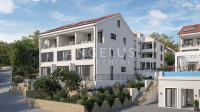 Brač, Milna - troetažni apartman, bazen i parking, PRODAJA