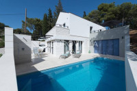 Brač- prekrasna moderna vila s bazenom