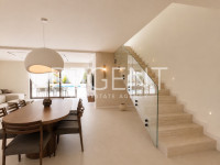 Brač, Sutivan - vila 232 m², bazen, parkirna mjesta, pogled na more