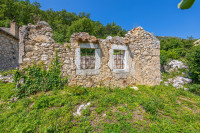 Bribir - kamena ruševina na zemljištu s pogledom na dolinu