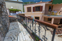 Bribir - Prekrasan apartman s balkonom i bazenom