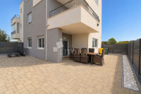 Brodarica – apartman 50,02 m² s ograđenim dvorištem 93,60 m² i parking