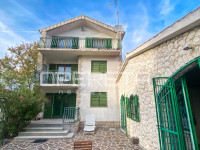 Brodarica – kuća s 3 apartmana, vrtom i pogledom na more