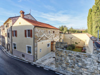 Buje, renovirana kamena kuća s vrtom i parkingom