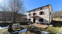 Buzet, Ćićarija, dvije kamene kuće okružene netaknutom prirodom