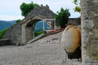 BUZET, DVIJE KAMENE KUĆE ZA ADAPTACIJU S DVORIŠTEM I POLJOPRIVREDNIM Z