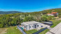 Buzet, prizemnica okružena prirodom