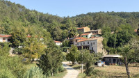 Buzet, Unikat. Kameno imanje s tri pomoćna objekta.