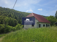 Čabar,Kozji vrh kuća okružena zelenilom