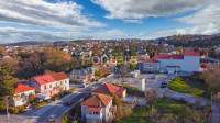 ČAVLE, kuća u centru s 2 stana i 3 poslovna prostora, odlična investic