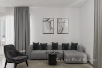 Četverosoban penthouse stan s pogledom na more i krovnom terasom